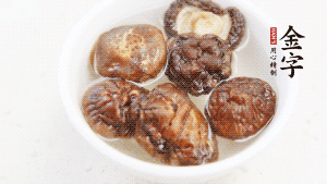 鍋加熱至7成，放蘿卜絲煸炒，加3粒冰糖翻炒至透明，盛出備用。