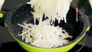 鍋加油至5成熱，放香腸粒、臘肉粒翻炒，等脂肪變透明后，加香菇、瑤柱、蝦米，放適量冰糖、胡椒粉、鹽炒至香味溢出。