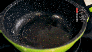 盆中放入炒好的蘿卜絲、香腸等食材，加粘米粉、澄粉，一邊倒香菇水，一遍攪拌成稀糊狀。（加入少量的澄粉可以讓蘿卜糕質(zhì)地柔軟又充滿彈性，而且還可以增加成品的透明感。 ）