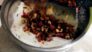 在蒸盤中鋪上油紙，鋪好食材后壓一壓，蒸箱中蒸30分鐘即可。（蒸好的蘿卜糕切成厚片，用少量油煎一下，撒點(diǎn)蔥花口味更好。）