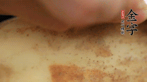 金字香腸切片，藕去皮切薄片備用。