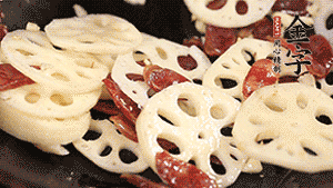 依次下香腸片、藕片翻炒均勻，加適量清水燜熟。