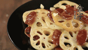 出鍋前加少許鹽調(diào)味，撒上蔥花即可。