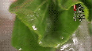 小青菜從根部掰開，分別洗凈。