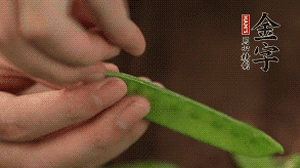 荷蘭豆去掉兩端老筋，洗凈備用。