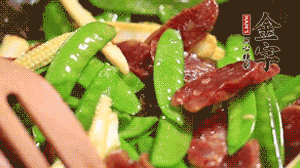 出鍋前加少許鹽調(diào)味就可以啦！