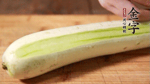 絲瓜去皮，切成1cm厚的小圈。