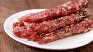 金字香腸切成薄片。