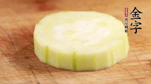 將香腸片鋪到絲瓜圈上。