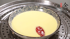 將香腸片均勻鋪上，繼續(xù)蒸6分鐘。