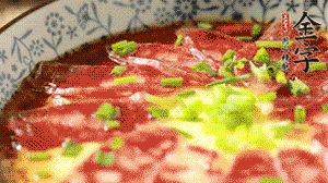 出鍋前淋上少許生抽、香油調味，撒上蔥花就可以了。