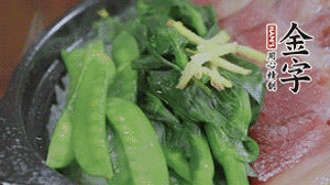 燜好的米飯開(kāi)蓋，放入菜心、荷蘭豆，澆上調(diào)味汁拌勻。