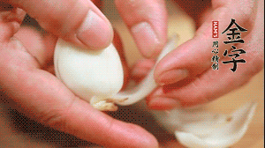 鮮百合花瓣剝成片。