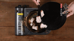 將鮮肉、咸肉、姜片、蔥結(jié)放到湯鍋中，加黃酒及足量清水。