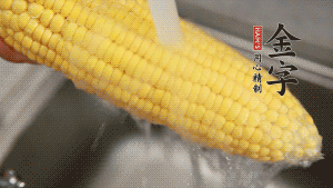 蓮藕切塊、玉米切段、荸薺削皮。