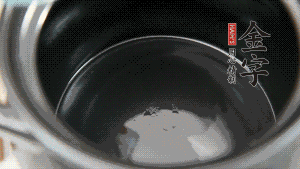 依次把排骨、玉米、蓮藕、荸薺放入砂鍋中。（根據(jù)食材的難易熟度放置，難熟的放下面，其他湯品也是一樣。）