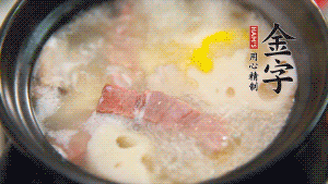 出鍋前加適量鹽調(diào)味，撒香菜點(diǎn)綴就可以啦。