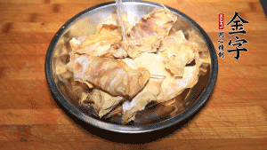 筍干冷水泡發(fā)至軟，切成小段，生姜切成片備用。