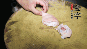 新鮮豬蹄切成塊狀，冷水入鍋，加姜片、黃酒汆燙3分鐘，出鍋后洗凈。（要先將豬蹄的蹄甲和毛處理干凈，如果有毛扎扎的感覺，非常影響口感。大火燒開后，撇去血沫，要多撇幾遍至干凈，這樣才可使湯色更鮮亮、清淡不油膩。）