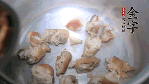 將汆燙好的豬蹄塊、蹄片 、筍段、姜片放入鍋中，放黃酒調(diào)味。