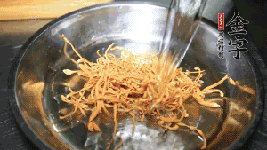 蟲草花用涼水浸泡10分鐘，干香菇溫水泡發(fā)至軟去蒂備用。蓮子、紅棗也可一同清洗干凈。