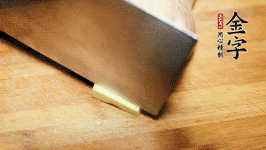 將雞、生姜片、火腿片放入砂鍋中，注入清水淹沒雞身。（燉湯最適宜冷水下鍋，隨著水溫的慢慢升高，原料會(huì)充分釋放出營(yíng)養(yǎng)。）