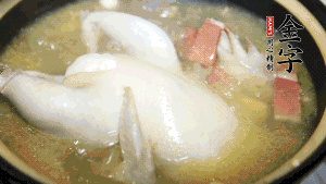 煮沸時(shí)加入蟲草花、香菇、紅棗，以料酒調(diào)味繼續(xù)小火燉煮1小時(shí)左右。