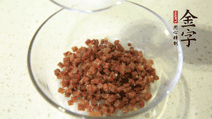 【月餅餡】2．火腿丁、白砂糖、蜂蜜攪拌腌漬2小時。