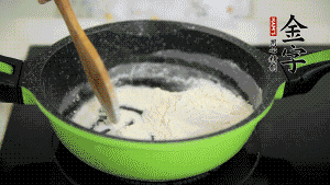 【月餅餡】3．把面粉放入干凈的炒鍋，小火加熱不斷翻炒，至呈微黃色熟透。在腌漬好的火腿丁中加熟面粉，拌勻后，加黃油拌勻揉搓成12個小球，放冰箱冷藏備用。