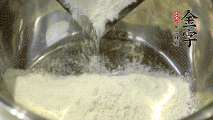 【油皮】1．將油皮材料放入料盆中，緩緩加100ml水，攪拌成雪花片狀。在案板上反復(fù)揉搓成有一定筋度的光潔面團，搓成12個團子。