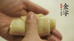 【包月餅】1．面劑兩頭向中間捏緊， 把光滑一面向下，按扁后搟成圓形面皮。餡料放在面皮中心，把餡料包緊，捏緊收口。