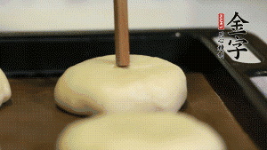 【包月餅】2．收口向下放在案板上，輕輕將月餅坯按扁，用筷子點紅點做裝飾?？鞠漕A(yù)熱至170℃，月餅放在中下層，烤17分鐘左右。