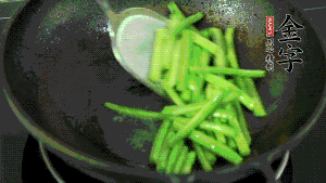 鍋中倒油，油溫7成熱時，放入四季豆煸炒至變色，然后放入香腸均勻翻炒，加少許清水燜煮1分鐘。