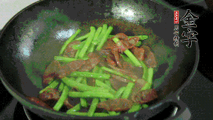 然后再加入鮮蓮子一起翻炒，至熟后加少許鹽調味就可以了。