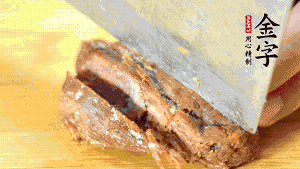 金字鹵牛肉切成小塊備用。