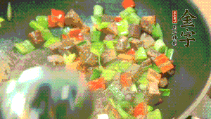 熱油起鍋，依次加入青椒塊、牛肉、大蒜煸炒均勻。