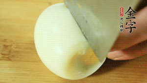 煮面條的同時把雞蛋煮好。