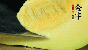 胡蘿卜切滾刀塊，小南瓜取一半去籽去皮切塊備用。