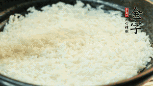 浸泡后的大米加入2湯匙生抽、1湯匙老抽調(diào)味。