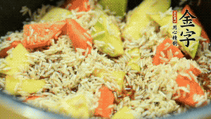 加入切好的胡蘿卜塊和南瓜塊、鹵牛肉塊攪拌均勻。放入電飯煲，按“煮飯模式”。