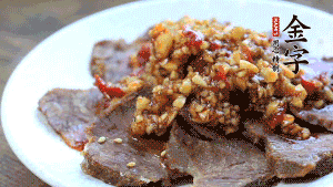 最后把醬汁淋到牛肉上即可，撒上芝麻、香菜。也可以把牛肉和醬汁攪拌均勻，讓牛肉與醬汁更加入味。