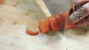 食材洗凈后，胡蘿卜切成塊，鮮香菇切成十字花刀備用。