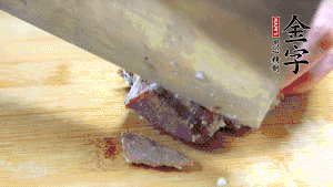 金字鹵牛肉打開包裝，把牛肉切成片狀。（眼見為實(shí)，用一整塊牛肉鹵制的鹵牛肉哦，牛肉的香氣感覺撲鼻而來有木有?。。。?>
					</div>
					<span>步驟 6/7</span>
					<p>金字鹵牛肉打開包裝，把牛肉切成片狀。（眼見為實(shí)，用一整塊牛肉鹵制的鹵牛肉哦，牛肉的香氣感覺撲鼻而來有木有?。。。?/p>
				</li><li>
					<div   id=