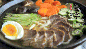 最后，將所有食材都擺到面碗上，呈現(xiàn)美美的視覺就可以了！