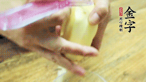 將食材洗凈，茄子、土豆切滾刀塊。