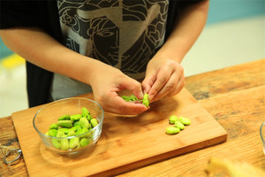 蠶豆剝除外殼，剩下嫩嫩的蠶豆。