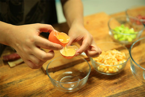 雞蛋蛋白和蛋黃分開，把蛋黃打散。