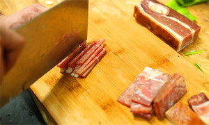 將火腿清洗后切成絲備用。