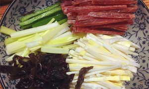 黑木耳泡發(fā)，黑木耳、韭黃、雷筍、青椒切成絲。