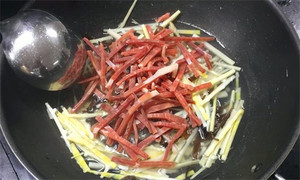 火腿絲、筍絲、黑木耳絲汆水后，瀝干。